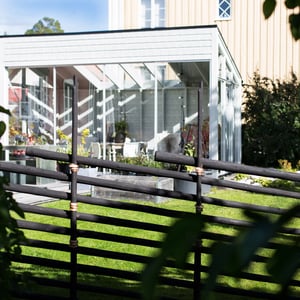 Gärdsgård_svart_gårdshus_1286x1286