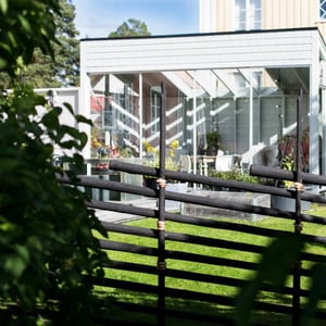 Gardsgard_svart_gardshus_ligg_600x600.jpg