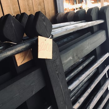 Svartmålad trägrind till gärdsgård