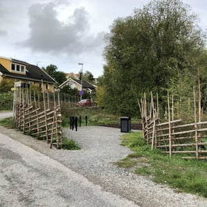 Gärdsgård ramar in Sjöängsparken, Huddinge kommun
