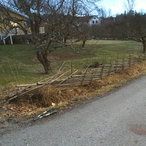 Trafikskadad gärdsgård