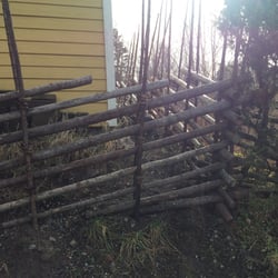 Reparerad gärdsgård efter stormskada