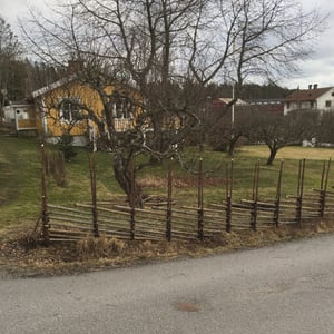 Reparerad gärdsgård efter trafikskada