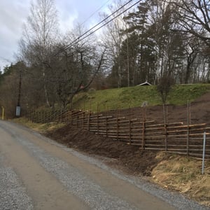 Återuppbyggd gärdsgård efter grävning på tomt