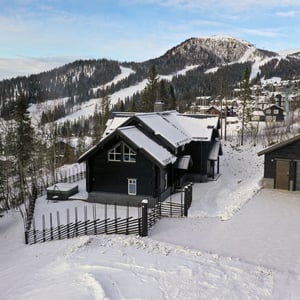 Timmerhus med gärdsgård i Åre.
