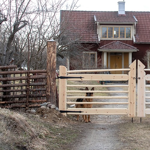 Gärdsgård, trären grind, grindstolpe. 