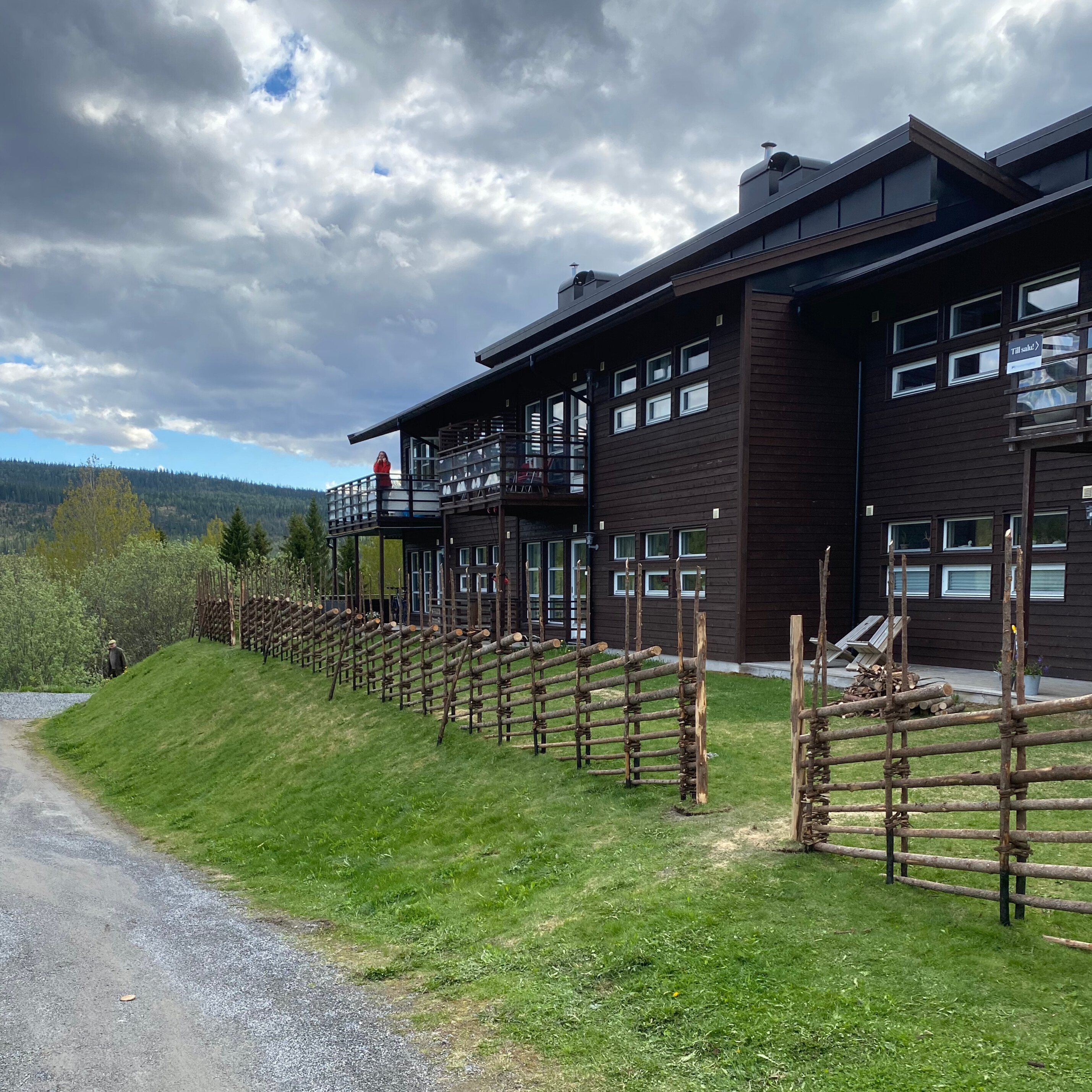 gärdsgård med svart hus Åre