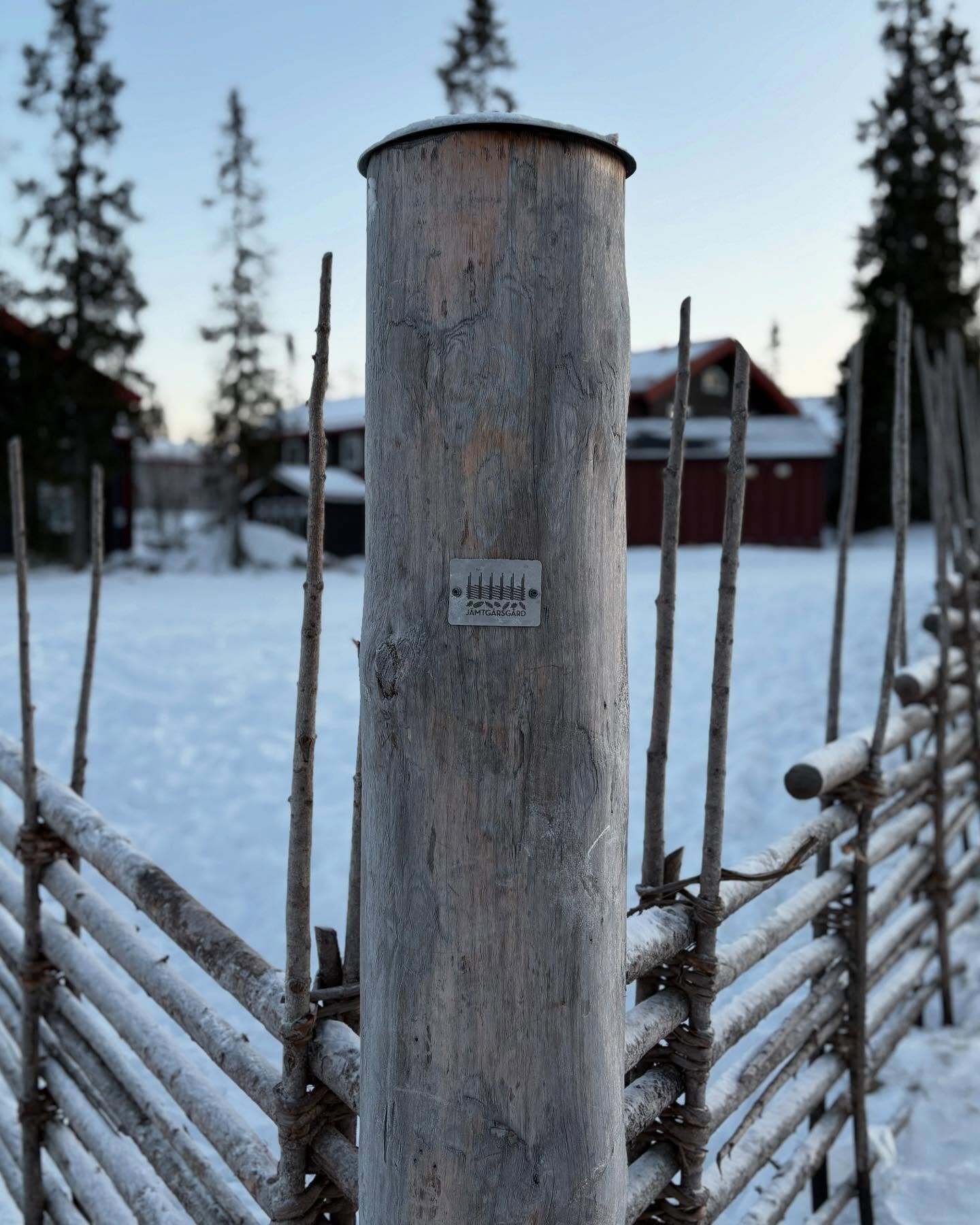 Gärdsgård och trästolpe i Vemdalsskalet