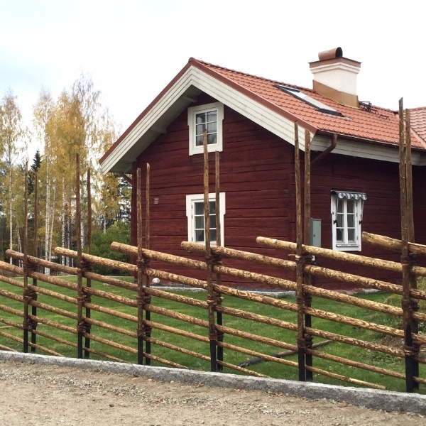 Tjärfärgad gärdsgård, modell Jämtgård i Kårböle