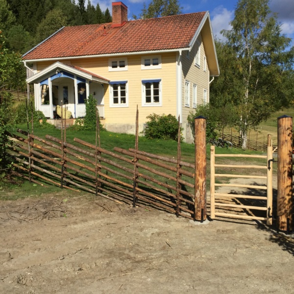 Gärdsgårdsmodell Jämtgård med pinngrind i trä, Skålan Jämtland. 