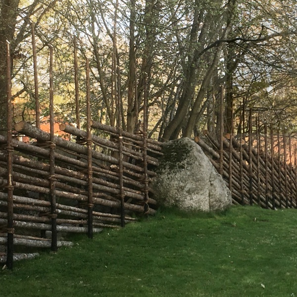 Kreativ staketlösning förbi stor sten