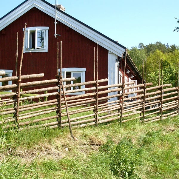 Långgärdsgård vid faluröd stuga i småland