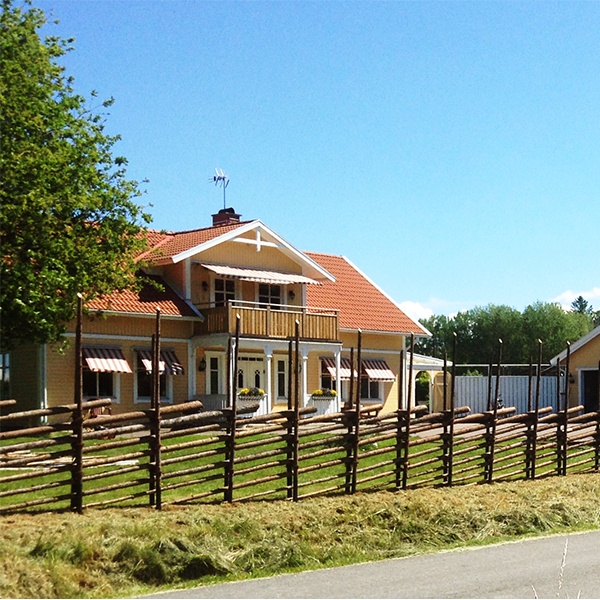 Gärdsgårdsmodell Jämtgård vid villa i Linköping.