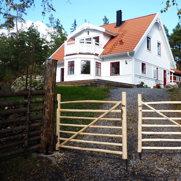 Gärdsgård Jämtgård och dubbel pinngrind i trä vid villa i Åkersberga.